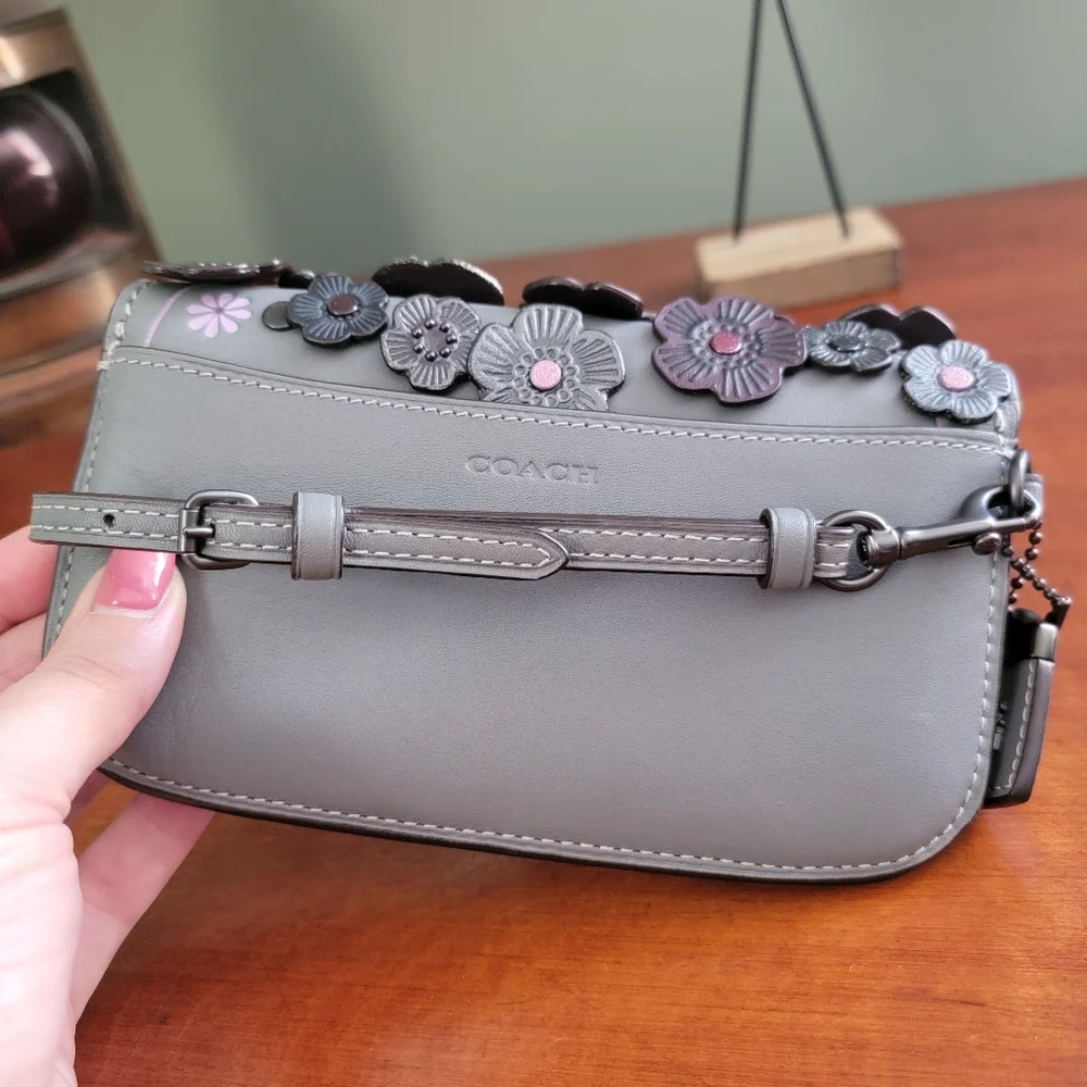 Coach 23536 1941 Tea Rose Applique Gray Leather Wristlet Clutch